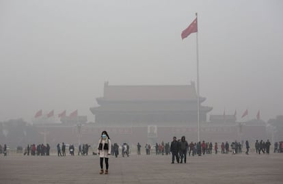 Una mujer en el centro de la plaza de Tiananmen.