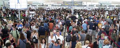 Colas en el aeropuerto de El Prat el lunes 7 de agosto.