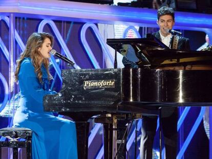 Los cantantes Amaya y Alfred, durante su actuación en la gala.