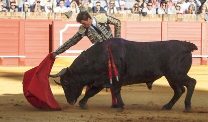 El diestro Manuel Luque, en la faena a uno de los 'victorinos'.