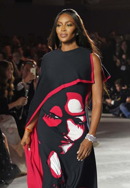 Naomi Campbell durante el desfile benéfico Fashion For Relief.