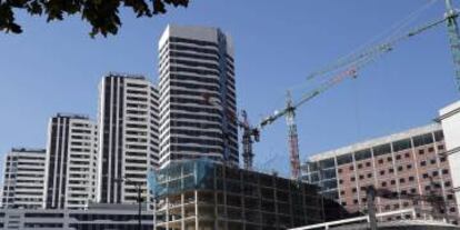 Un edificio en construcción junto a viviendas residenciales en Bilbao.