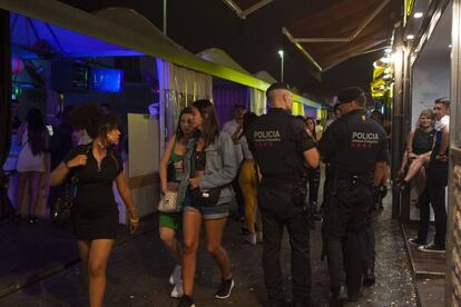 Patrulla dels Mossos i la Guàrdia Urbana al Port Olímpic.