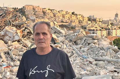 Yihad Issa Halawani, ante las ruinas de su casa en Jerusalén Este y al fondo, la colonia israelí de Ramat Slomo.