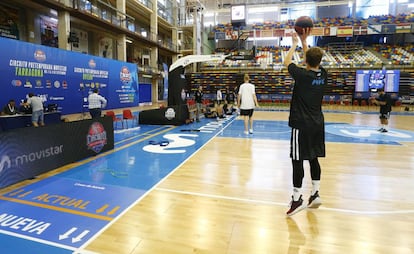 Los jugadores del Obradoiro se entrenan este lunes en un pabellón con las nuevas dimensiones.