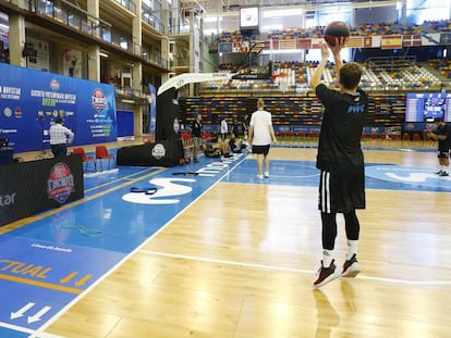 Los jugadores del Obradoiro se entrenan este lunes en un pabellón con las nuevas dimensiones.