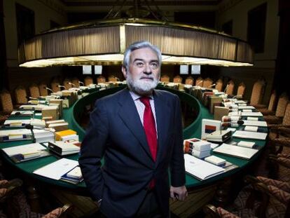 Darío Villanueva, elegido el pasado jueves nuevo director de la RAE, en el salón de plenos.