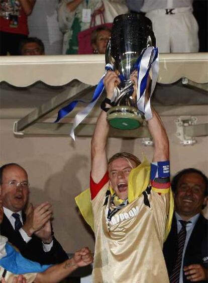 El capitán del Zenit de San Petersburgo levanta la Supercopa de Europa