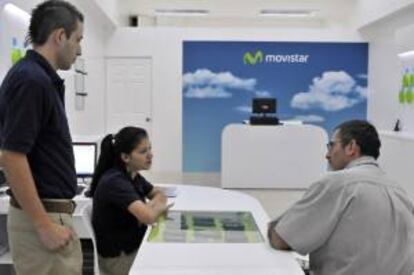 Un cliente es atendido en una tienda de la compañía Movistar en San josé (Costa Rica). EFE/Archivo