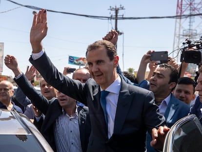 El presidente sirio, Bachar el Asad, tras depositar su voto el miércoles en Duma, al este de Damasco.
