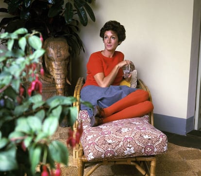 Marella Agnelli posa para el 'Vogue' en 1967 en una silla de ratán en su villa italiana. |