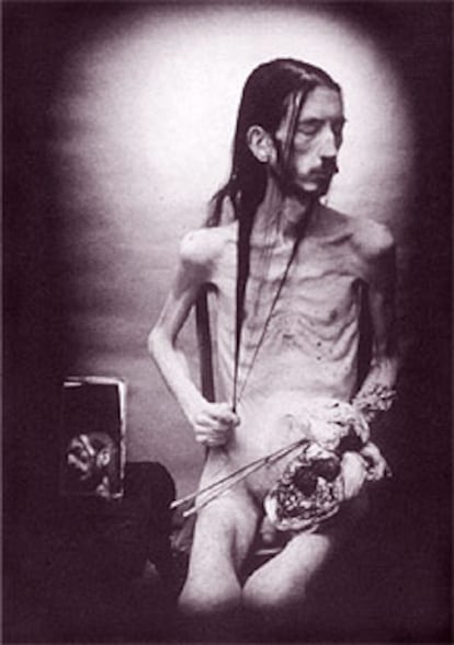 <i>El espejo, los excrementos y las quemaduras</i> (1989-90), fotografía-autorretrato de David Nebreda reproducido en el libro <i>Corpus solus.</i>