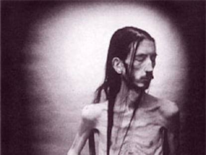 <i>El espejo, los excrementos y las quemaduras</i> (1989-90), fotografía-autorretrato de David Nebreda reproducido en el libro <i>Corpus solus.</i>