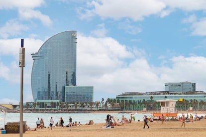 El hotel W Barcelona hotel, también conocido como Hotel Vela, en la playa de la Barceloneta.