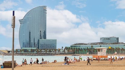 El hotel W Barcelona hotel, también conocido como Hotel Vela, en la playa de la Barceloneta.