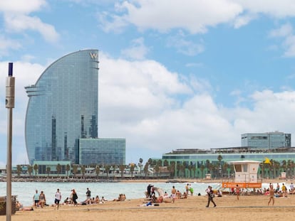 El hotel W Barcelona hotel, también conocido como Hotel Vela, en la playa de la Barceloneta.