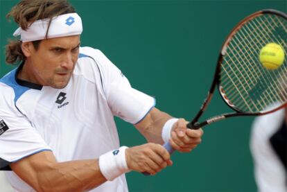 Ferrer golpea la bola durante su partido ante Luczak.