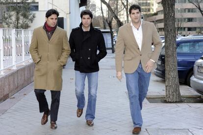 Francisco Rivera, con sus hermanos Cayetano y Julián.