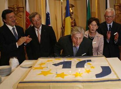 Jean-Claude Trichet sopla las velas de una tarta que simbolizan los 10 años del BCE. Detrás, de izquierda a derecha, Barroso, Juncker (primer ministro luxemburgués), Aline Trichet y Pöttering.