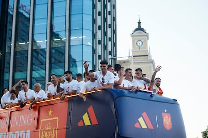 Los jugadores de la selección española celebran el título de campeones de la Eurocopa, el pasado lunes en Madrid.