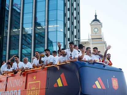 Los jugadores de la selección española celebran el título de campeones de la Eurocopa, el pasado lunes en Madrid.