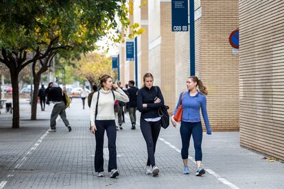 Estudiantes universitarios en el Campus dels Tarongers de Valencia el 13 de diciembre de 2023.