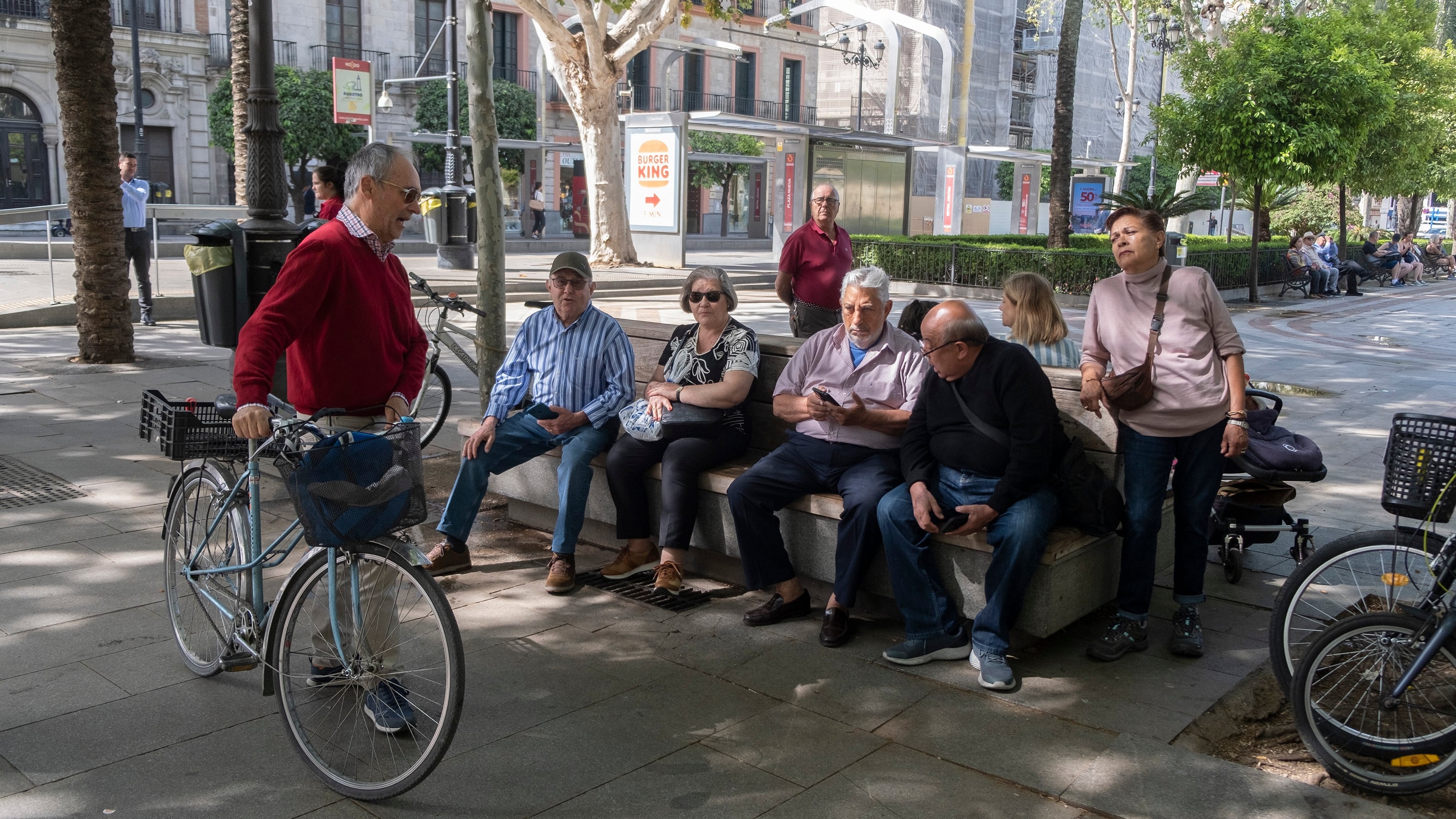 Varias personas tras la concentración semanal  de la Plataforma por las Pensiones Dignas de Sevilla.