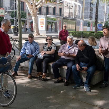 Varias jubilados charlando en un banco de Sevilla.