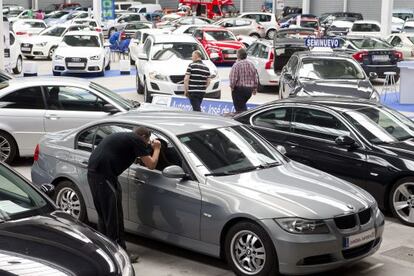 Un sal&oacute;n de coches de ocasi&oacute;n, en Madrid.