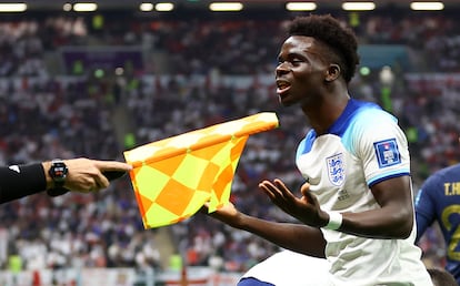 Bukayo Saka, protestando ante el linier del partido.