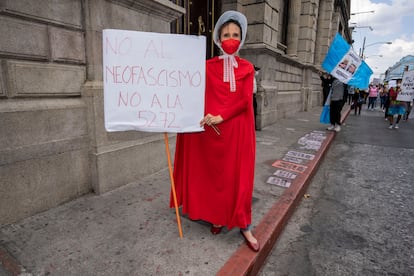 Una mujer protesta frente al Congreso contra un proyecto de ley que aumenta las penas para las mujeres que interrumpan sus embarazos, en marzo de 2022 en la Ciudad de Guatemala.