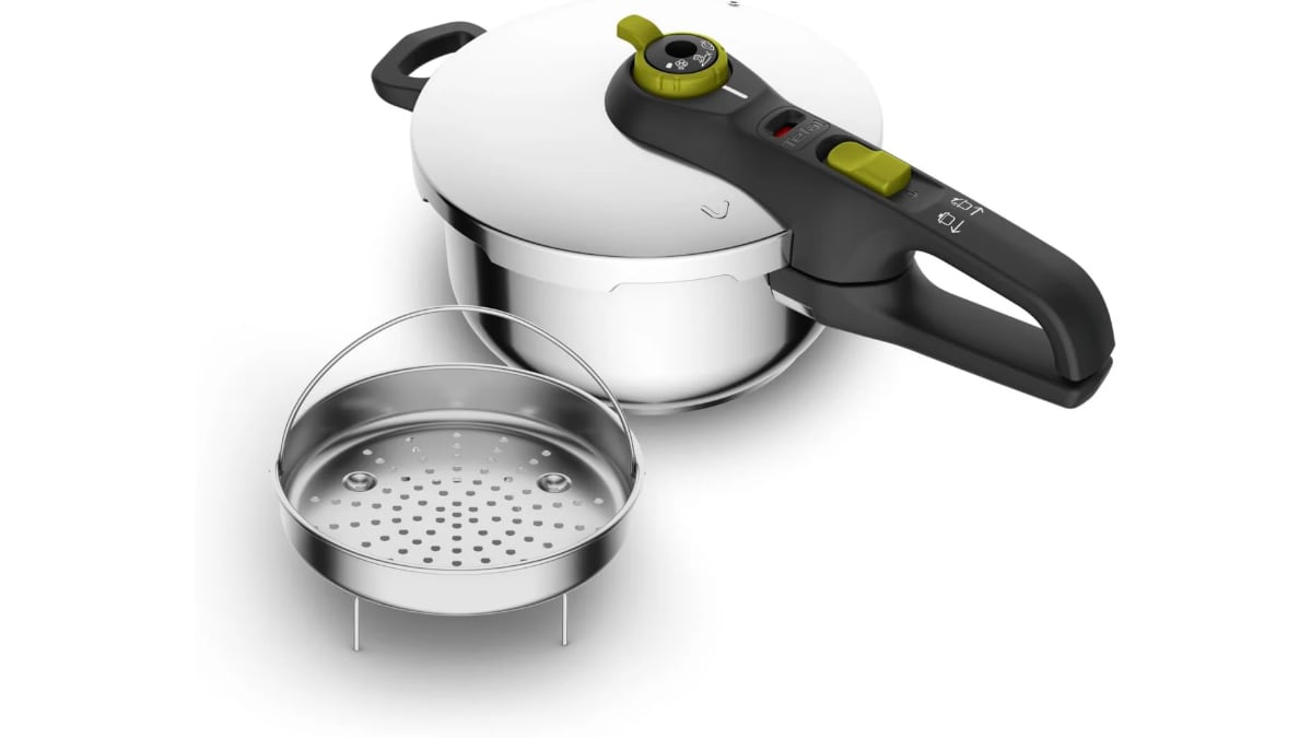 Esta olla a presión incluye un cestillo para cocinar al vapor.