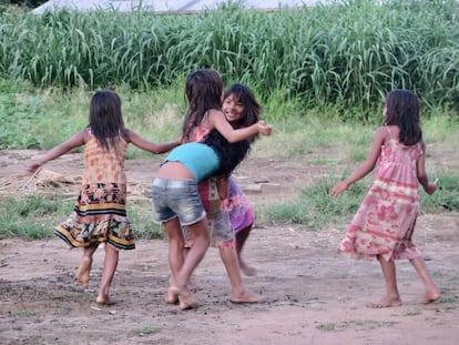 Sempre soltas e brincando em grupos, crianças se divertem ao lado das casas da principal aldeia da Terra Indígena Panará.