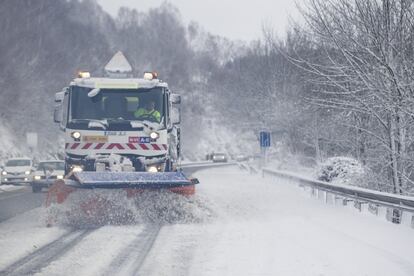 Un quitanieves limpia la carretera cerca de Pedrafita do Cebreriro (Lugo).