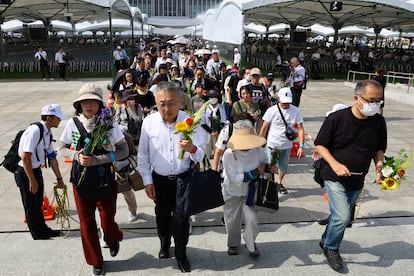Miles de personas hacen fila para esperar su turno y poder acceder al monumento dedicado a las víctimas de la bomba nuclear de Hiroshima.