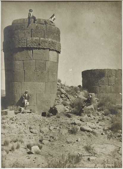 Autorretrato en la Chulpa Real, ruinas incaicas de Sillustani, Puno. Ca. 1910. 