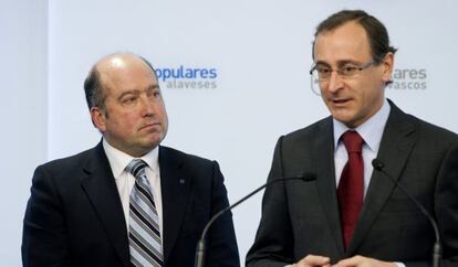 Barrio (izquierda) y Alonso, durante su rueda de prensa en la sede del PP en Vitoria.