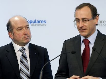 Barrio (izquierda) y Alonso, durante su rueda de prensa en la sede del PP en Vitoria.