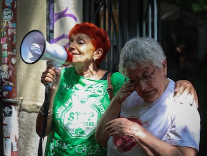 Paralización del desahucio de Teresa Sarmiento, de 72 años (a la derecha), inquilina de Argumosa, 11, en Lavapiés (Madrid).