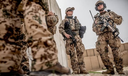 Soldados alemanes durante una visita de la ministra de Defensa Ursula von der Leyen a su delegación en Afghanistan.