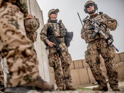 Soldados alemanes durante una visita de la ministra de Defensa Ursula von der Leyen a su delegación en Afghanistan.