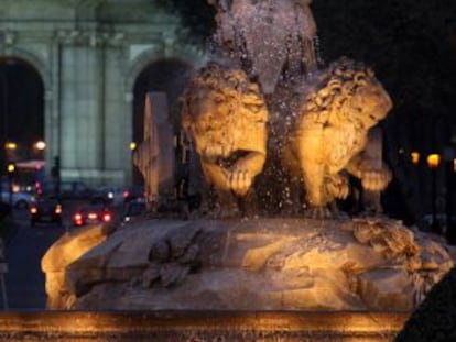 La Cibeles y la Puerta de Alcalá con luz y sin en ella.