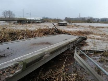 · Teruel, en alerta máxima por nevadas y con la UME activada para ayudar a pueblos incomunicados · El mal tiempo deja ya cuatro víctimas mortales en distintos incidentes · Las autoridades buscan a un escalador en Mallorca y a un hombre de 63 años en Alicante