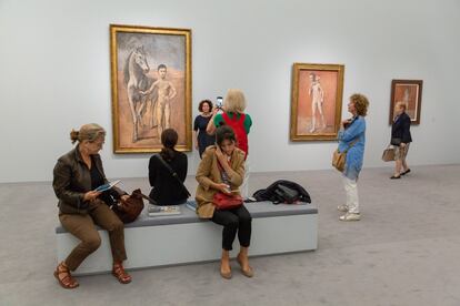 Um grupo de pessoas em uma das salas da exposição 'Azul e rosa' no Museu de Orsay em Paris.