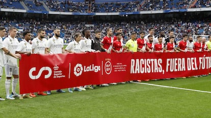 Los jugadores del Real Madrid y del Rayo Vallecano sostienen la pancarta contra el racismo en el fútbol en un partido del curso pasado.