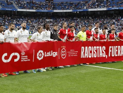 Los jugadores del Real Madrid y del Rayo Vallecano sostienen la pancarta contra el racismo en el fútbol en un partido del curso pasado.