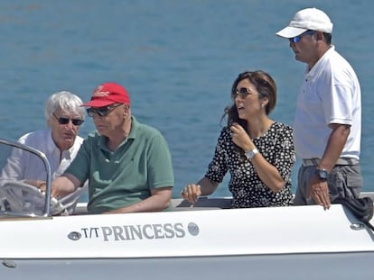 Bernie Ecclestone, con su esposa y miembros de la tripulación de su barco, en Ibiza el pasado junio.
