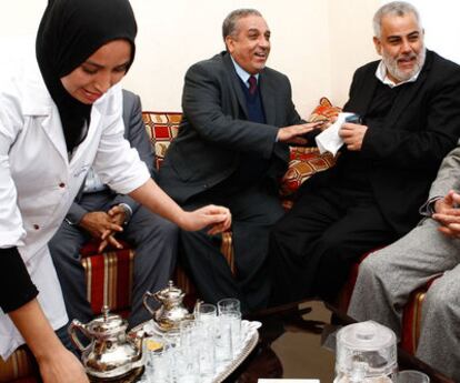 Abdelilá Benkiran (derecha), toma el té con Mustafá Moatasim, líder de Alternativa Civilizada, ayer en Rabat.
