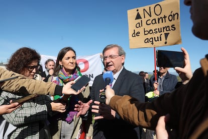 Visita del Secretario de Estado de Memoria Democrática, Fernando Martínez, y de la portavoz del PSOE en el Ayuntamiento de Madrid, Reyes Maroto, en la parcela donde se proyecta el cantón de Montecarmelo.