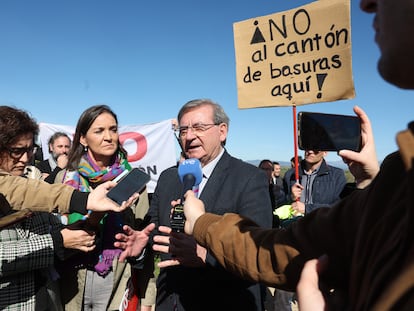 Visita del Secretario de Estado de Memoria Democrática, Fernando Martínez, y de la portavoz del PSOE en el Ayuntamiento de Madrid, Reyes Maroto, en la parcela donde se proyecta el cantón de Montecarmelo.